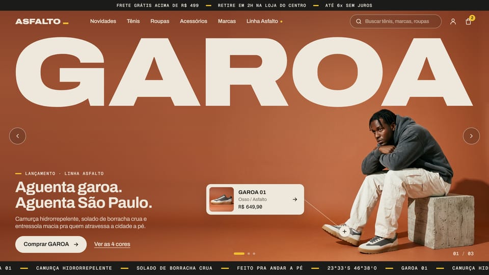 Site de exemplo de uma loja de tênis e streetwear: a palavra GAROA sobre fundo terracota e um modelo sentado num bloco de concreto.