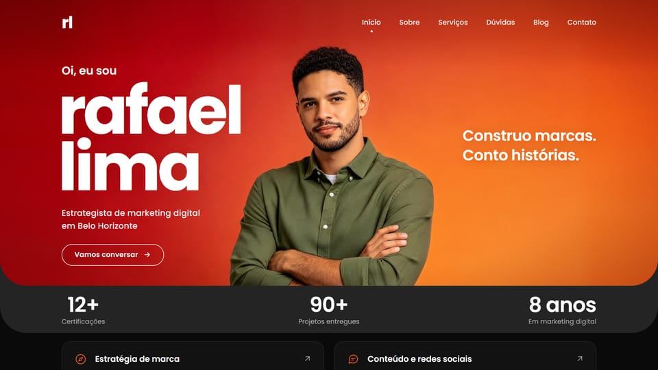 Site de exemplo de um estrategista de marketing: degradê vermelho e laranja, o nome em letras grandes e um homem de braços cruzados.