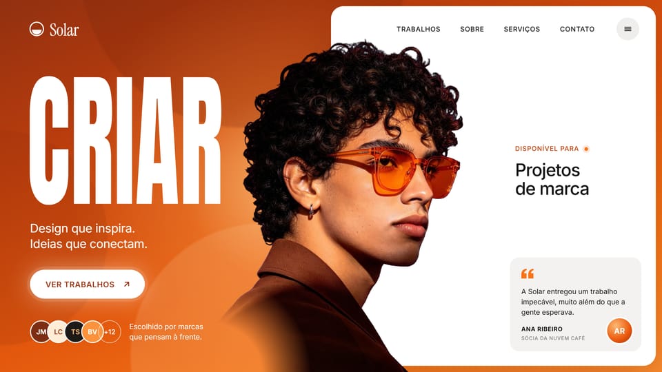 Site de exemplo de um estúdio criativo: fundo laranja com a palavra CRIAR, um homem de óculos escuros de perfil e um painel branco com o menu.