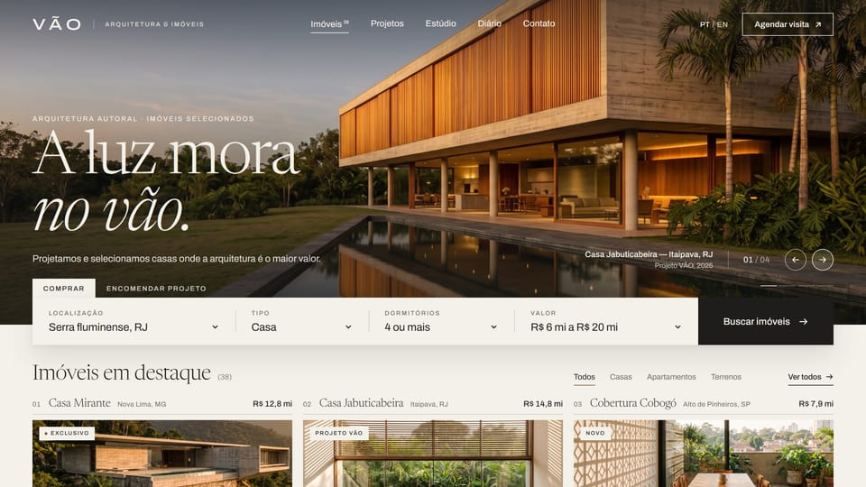 Site de exemplo de um estúdio de arquitetura: a frase A luz mora no vão sobre a foto de uma casa de concreto e madeira, e a busca de imóveis.